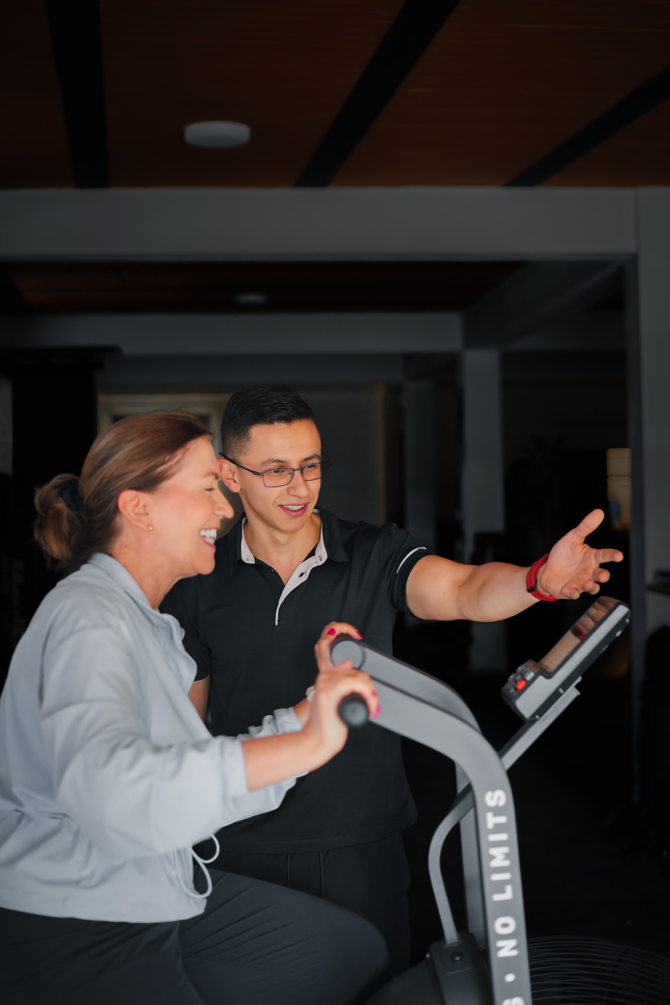 Entrenador de Home Balanced acompañando a una persona durante una sesión de entrenamiento funcional